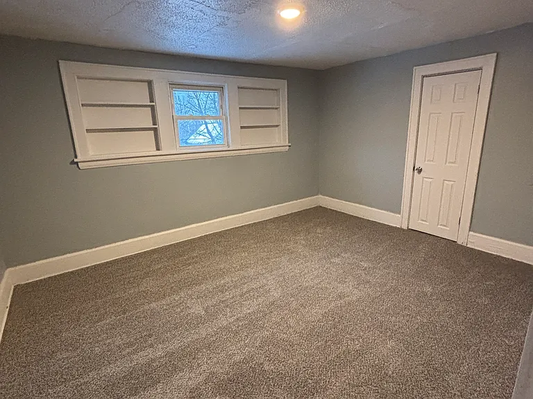 496 Whitney Ave — Photo 9
