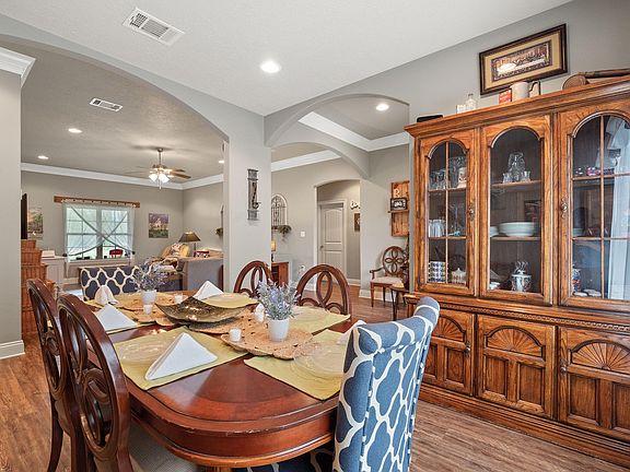 5th image of 202 Lauren Ln