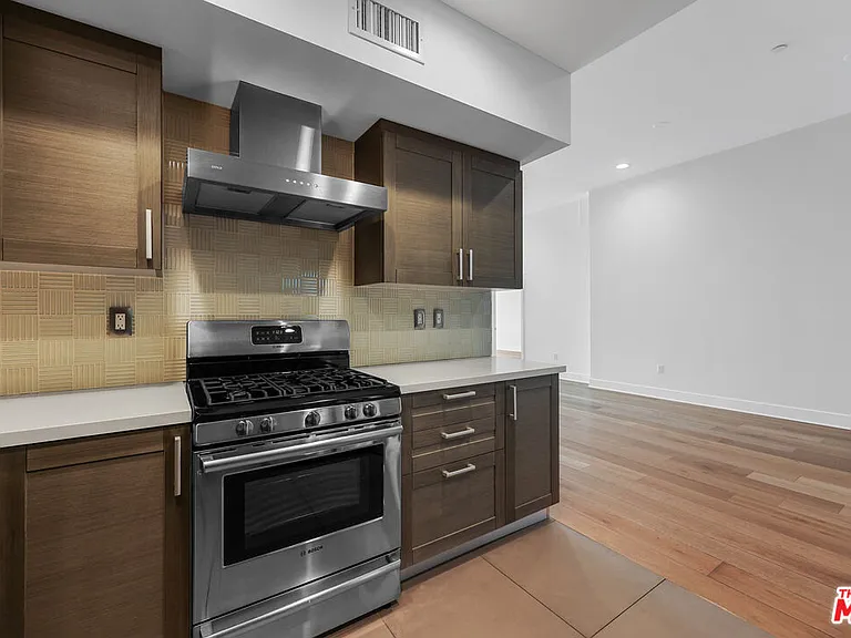 7133 Hawthorn Ave #Penthouse 6 — Photo 8