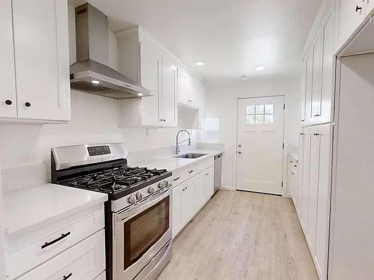 2bd/1ba Adu Apartment In Belmont Heights — Photo 6
