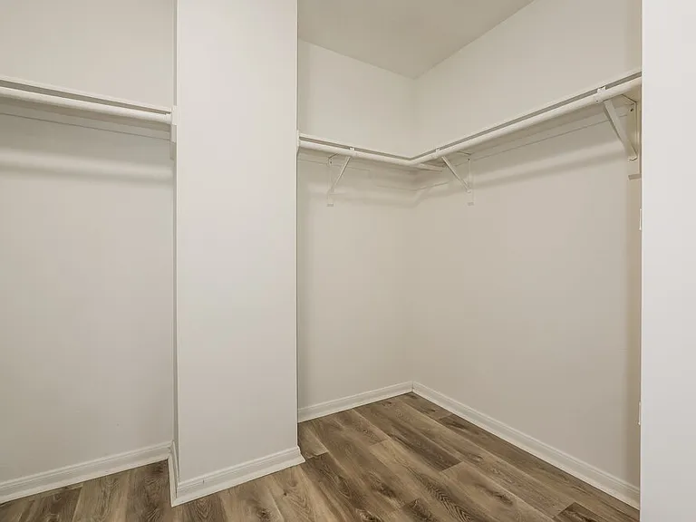 18450 Hollow Oaks Cir — Photo 13