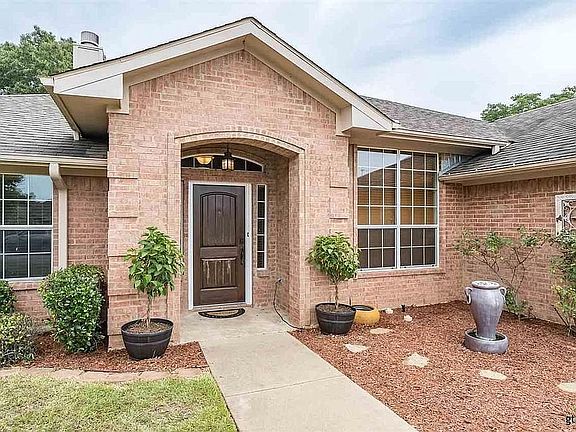 3rd image of 218 Amanda Ct