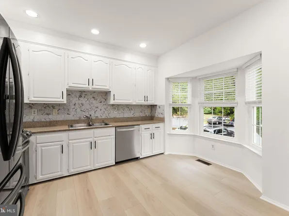 14621 Stream Pond Dr, Centreville, VA 20120