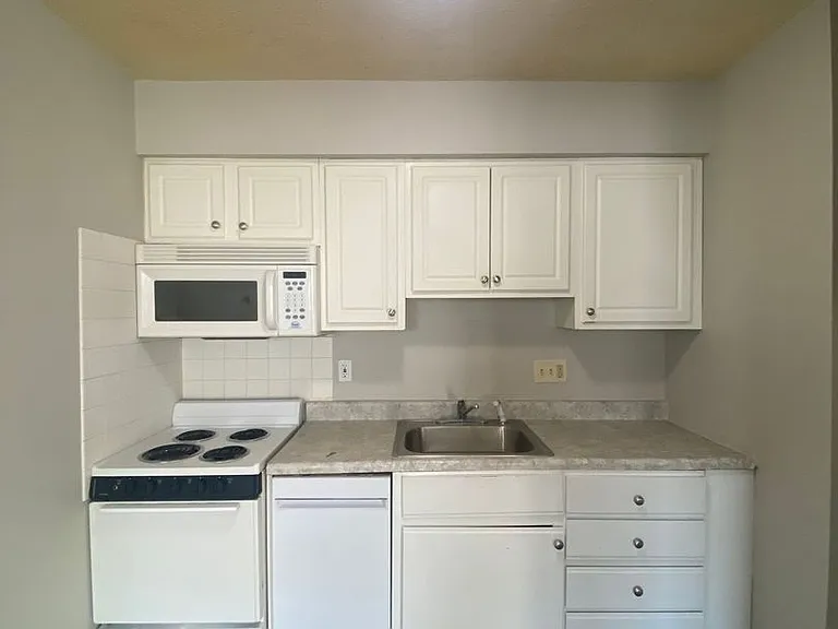 Ashworth Apartments — Photo 8