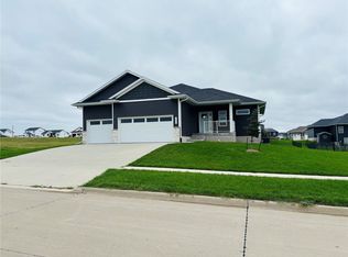 1422 Eagleview Dr, Fairfax, IA 52228