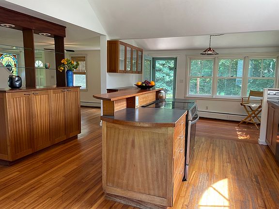 5th image of 254 Spring St