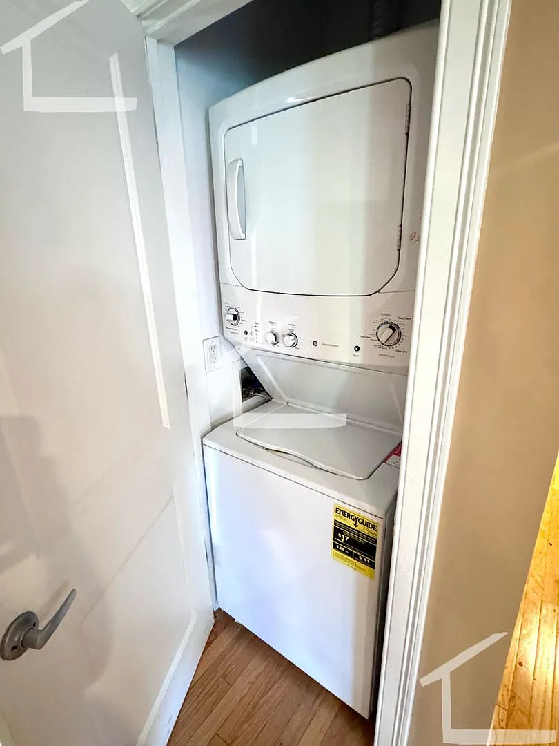 Charming 5 Bedroom-No Broker Fee — Photo 2