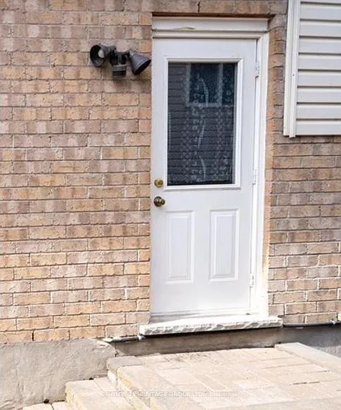 380 Georgian Dr #BASEMENT — Photo 2