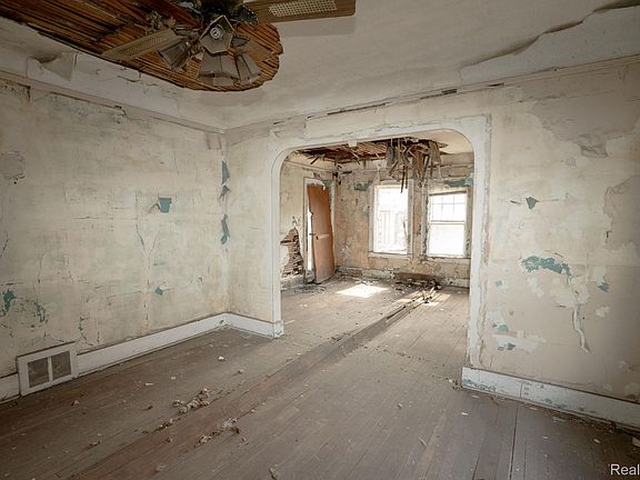 2nd image of 4274 Cortland St