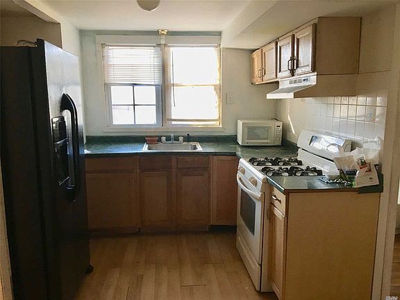 2nd image of 136 Lynbrook Dr