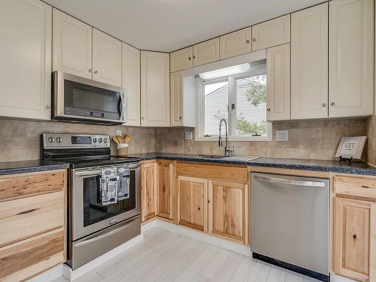 Emerald Dr — Photo 32