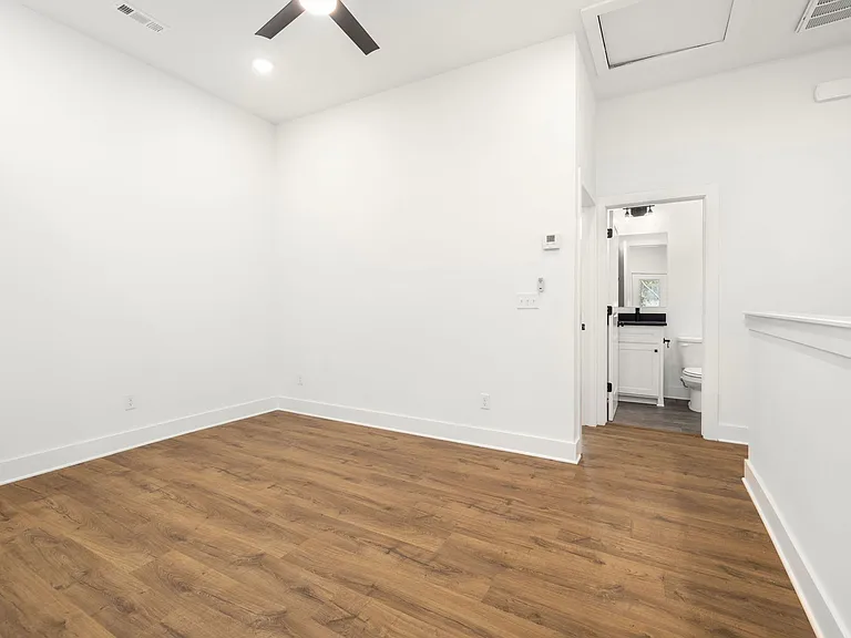 $250 Amazon Gift Card if lease signed by June 30th! Luxury New 1 Bed TH!! — Photo 17
