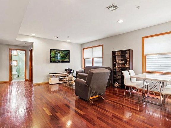 3rd image of 515 30th St APT 1B