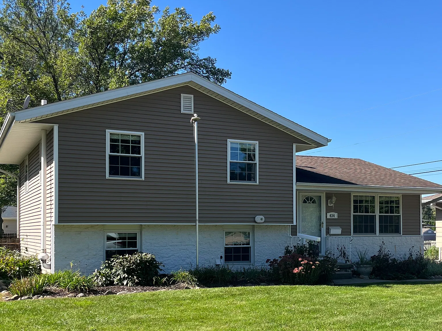 3 bed, 1050 sqft, $1,900 — Photo 2