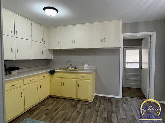 4th image of 2639 SE Virginia Ave