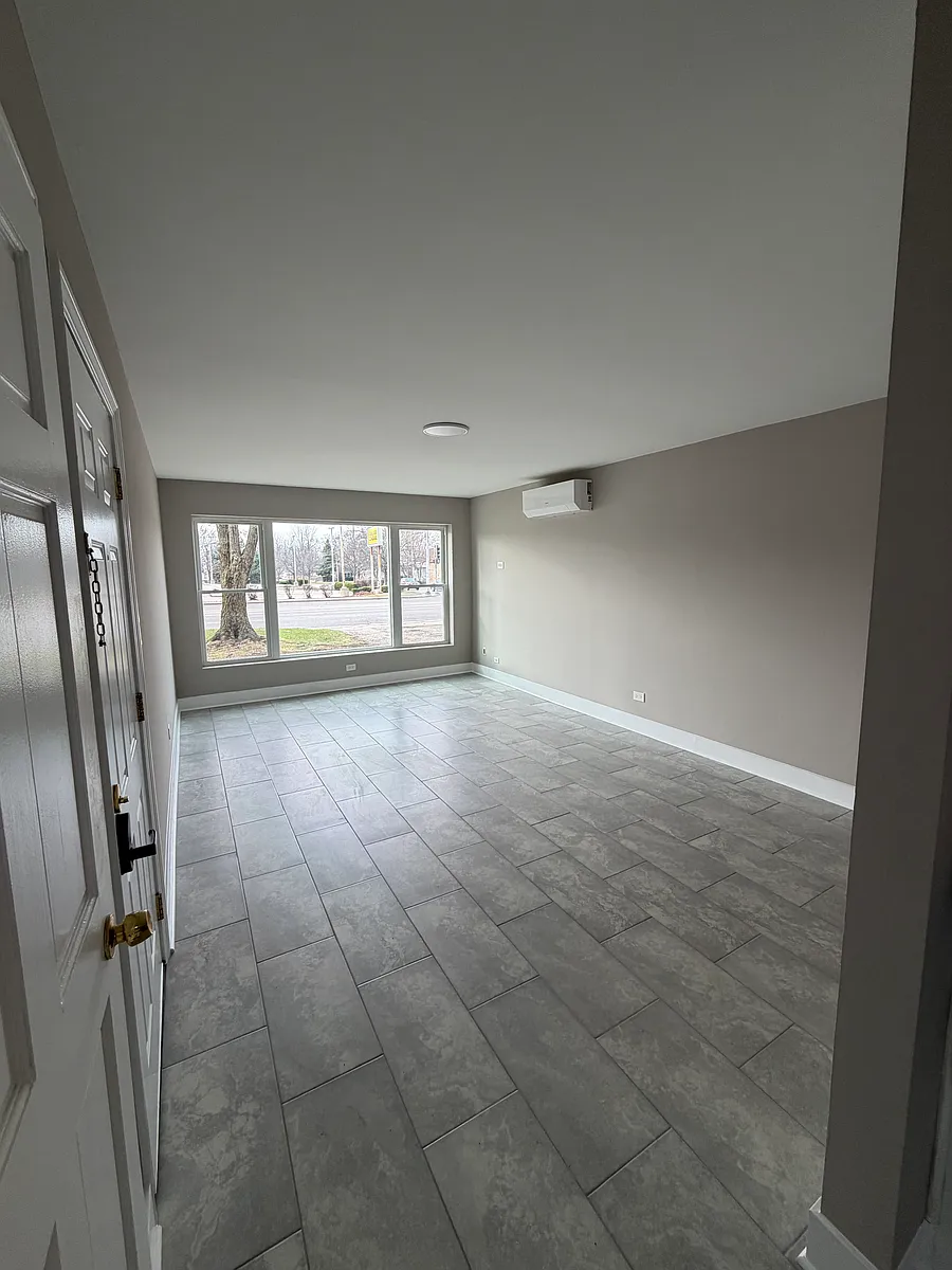 Building Photo - 1407 E Roosevelt Rd #1B