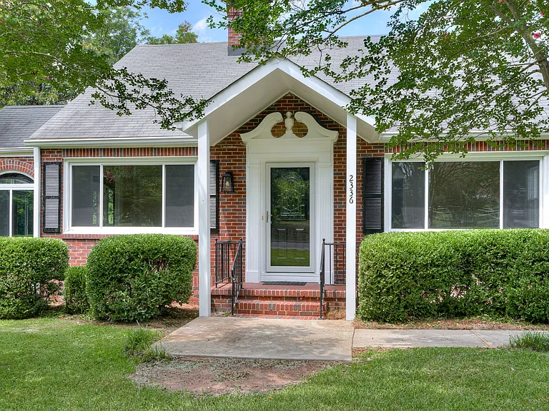 2336 Redwood Dr — Photo 2