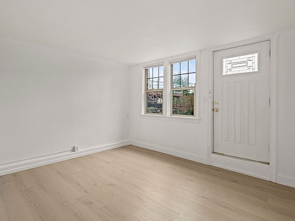 5th image of 2711 Franklin Ave E APT 5
