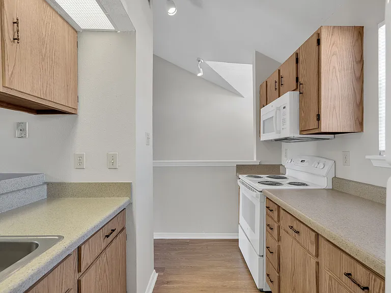 Woodlake Apartments — Photo 52
