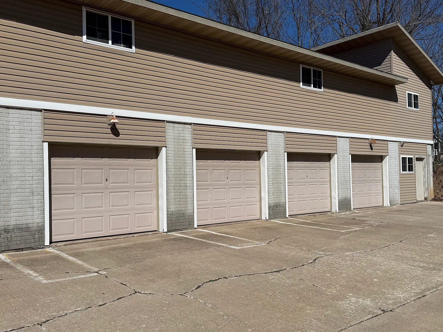Westwind Apartments — Photo 2