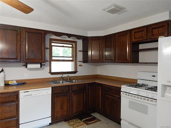 4th image of 3688 Walden Ave