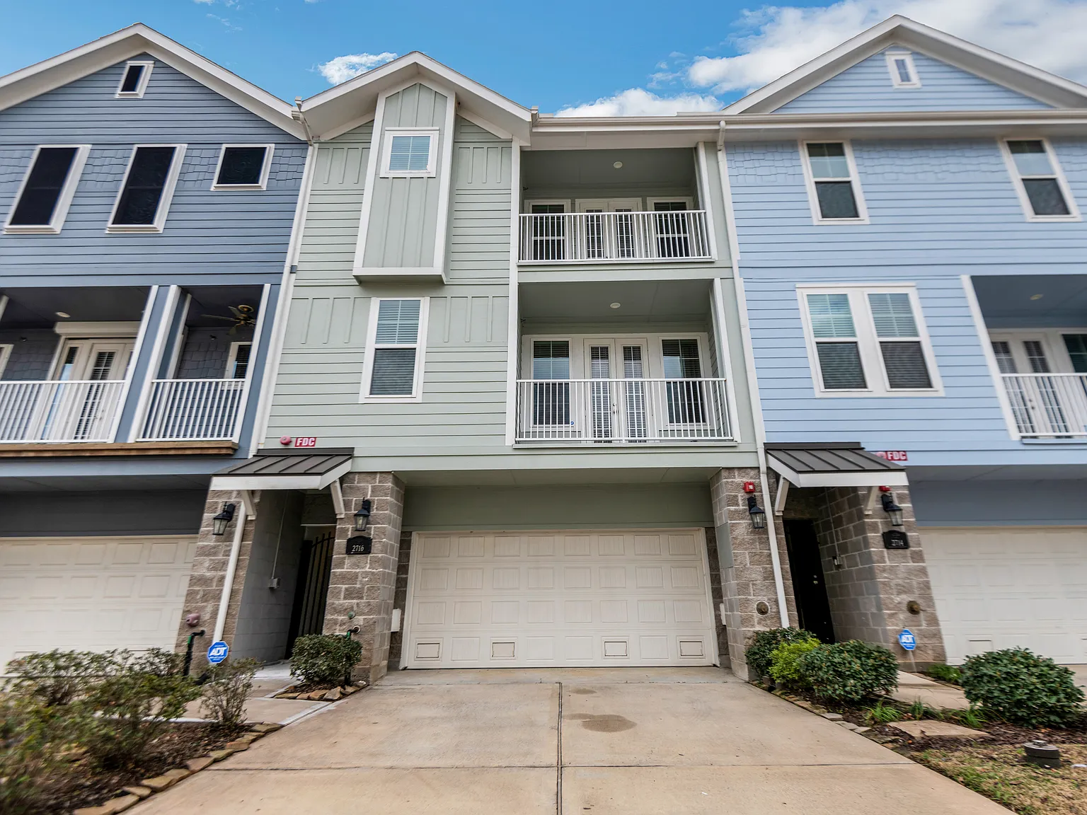2 bed, 2.5 bath, 2081 sqft, $3,300 — Photo 1