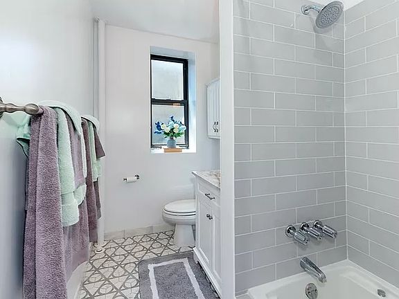 5th image of 418 Saint Johns Pl APT 5E