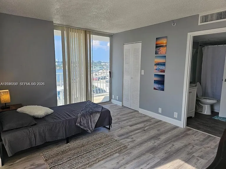 7601 E Treasure Dr #811 — Photo 13