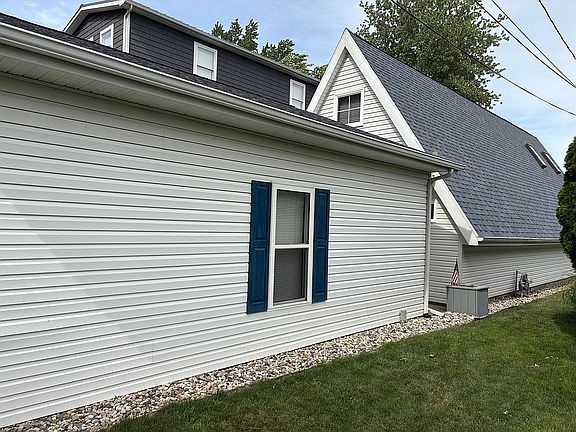 4th image of 451 Maple Ln