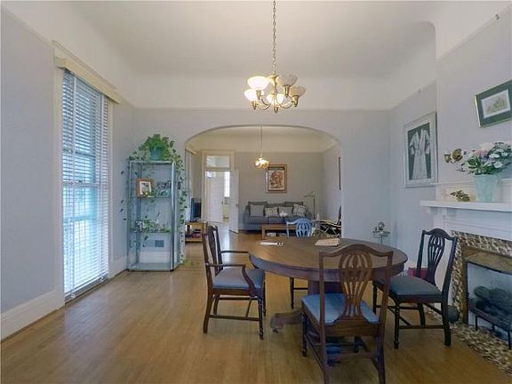 3rd image of 225 Newton St
