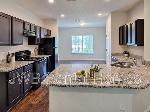 3rd image of 525 Renne Dr N