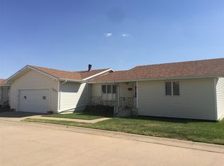 107 Crestview Dr, Dodge City, KS 67801