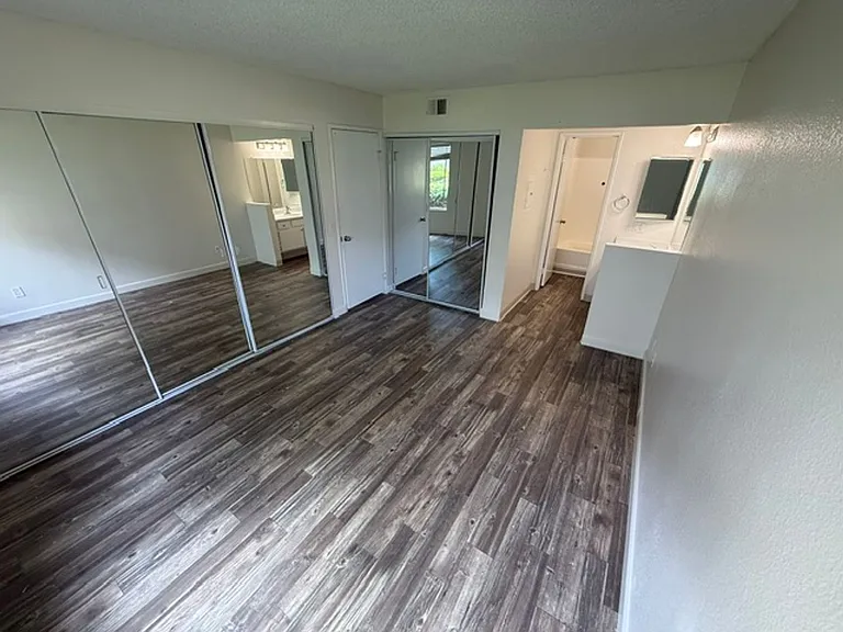BONITA COURT APARTMENTS — Photo 8