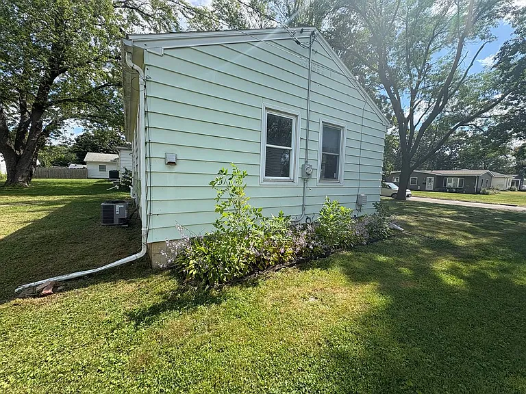 1121 Locke Ave — Photo 2