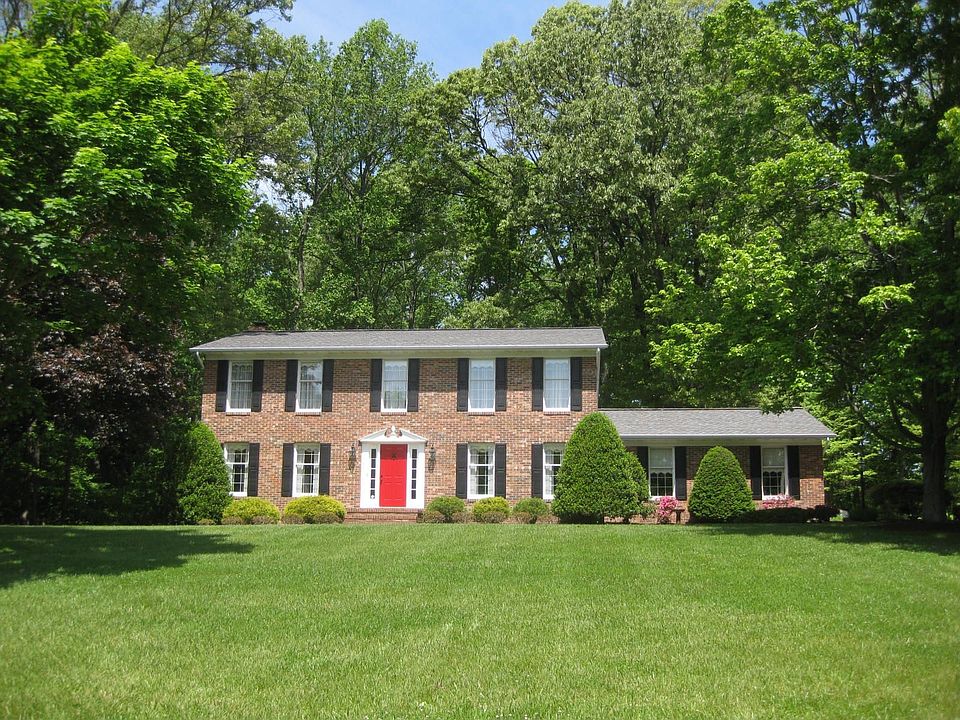 1st image of 735 Sharpsburg Dr