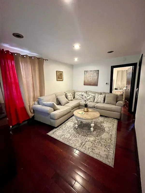 4 bed, 2.0 bath, 1000 sqft, $3,800 — Photo 3