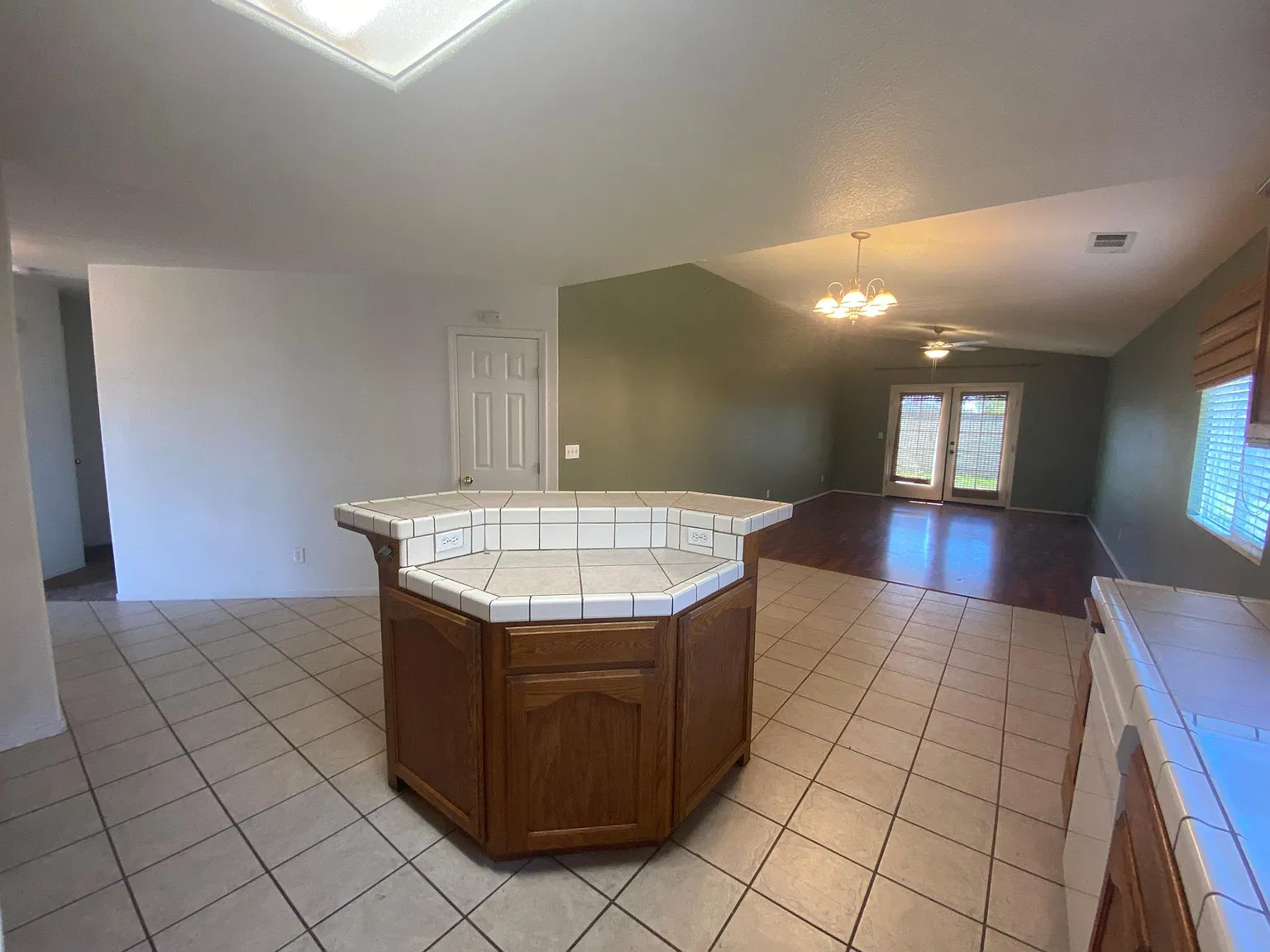 3 bed, 1779 sqft, $2,100 — Photo 3