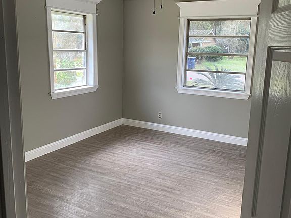 5th image of 513 Greenbriar St