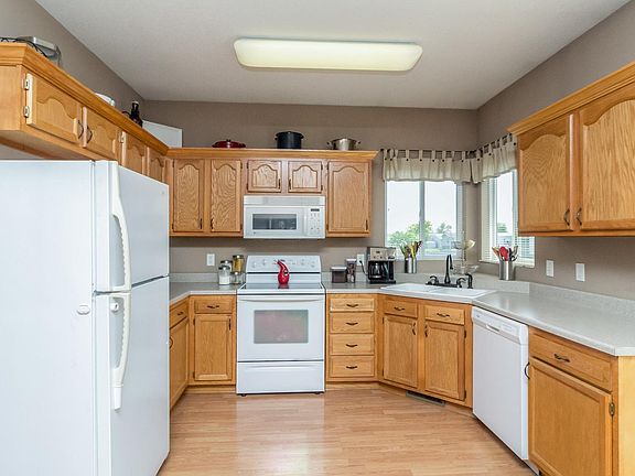 3rd image of 530 SE Westgate Dr