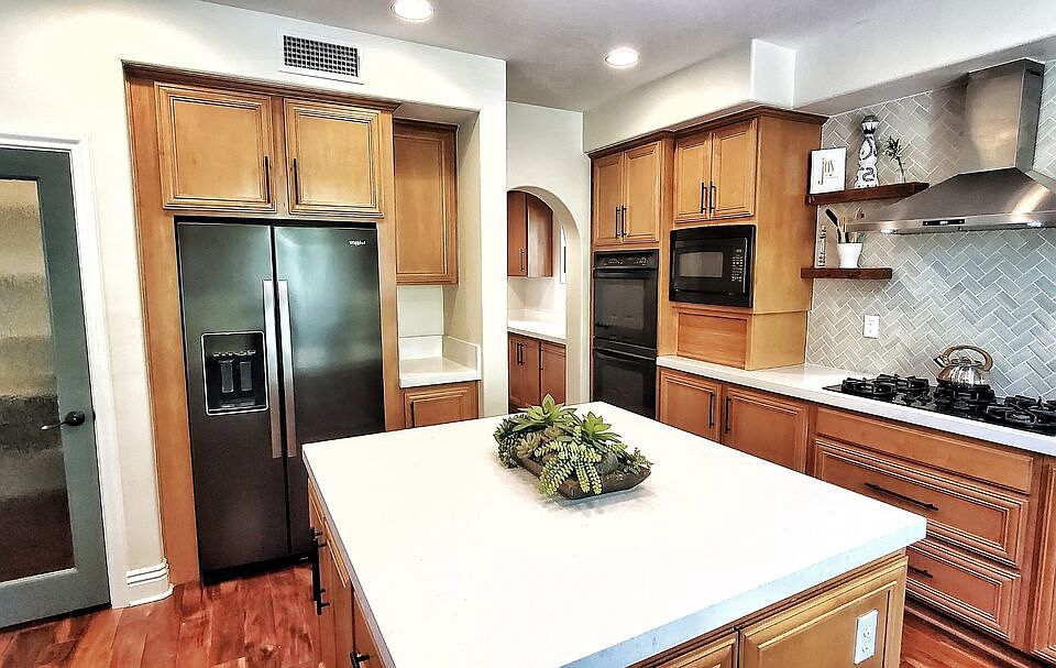 Large entertainer's kitchen. walk-in pantry, huge island and great bar seating