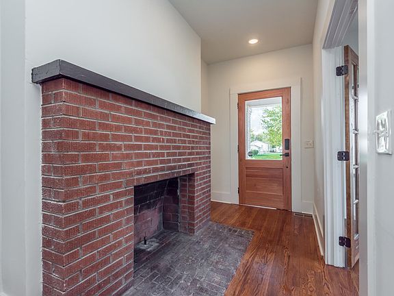 4th image of 2552 E 5th Ave NE