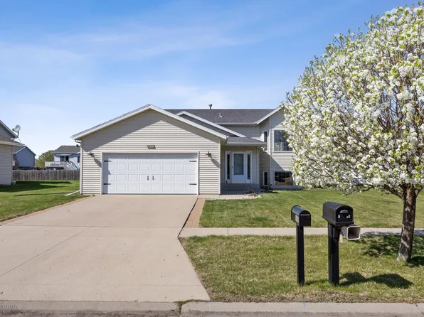 1683 Oakwood Dr, West Fargo, ND 58078