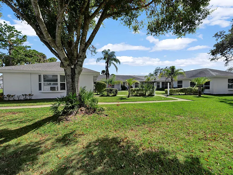 The Oaks at Royal Palm — Photo 9