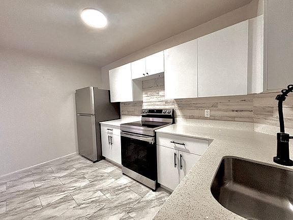 5th image of 1735 Dewey St APT 402