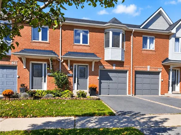 819 Village Green Blvd #27, Mississauga, ON L5E 3H7