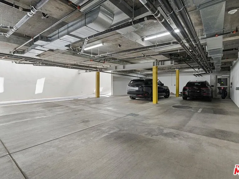 556 N Flores St #2B — Photo 27