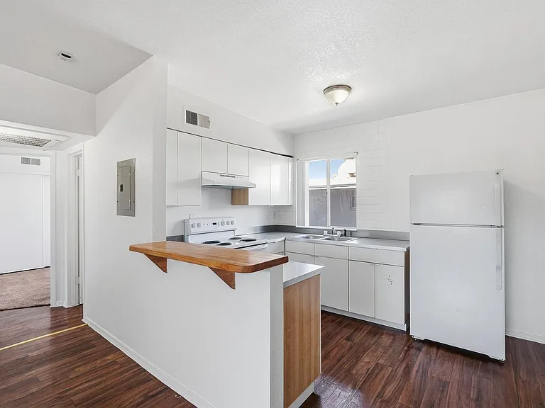Alvernon811-835 — Photo 10