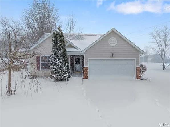 10 Tupelo Dr, Oswego, NY 13126