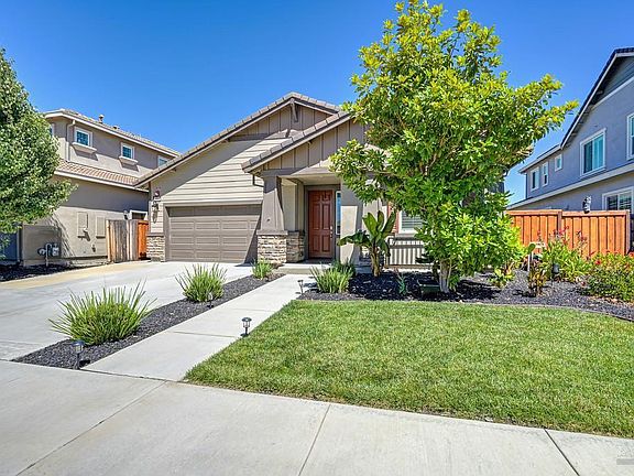 3rd image of 584 Kingbird Cir