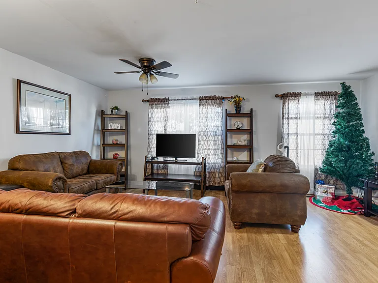 22950 Regent Ter — Photo 1